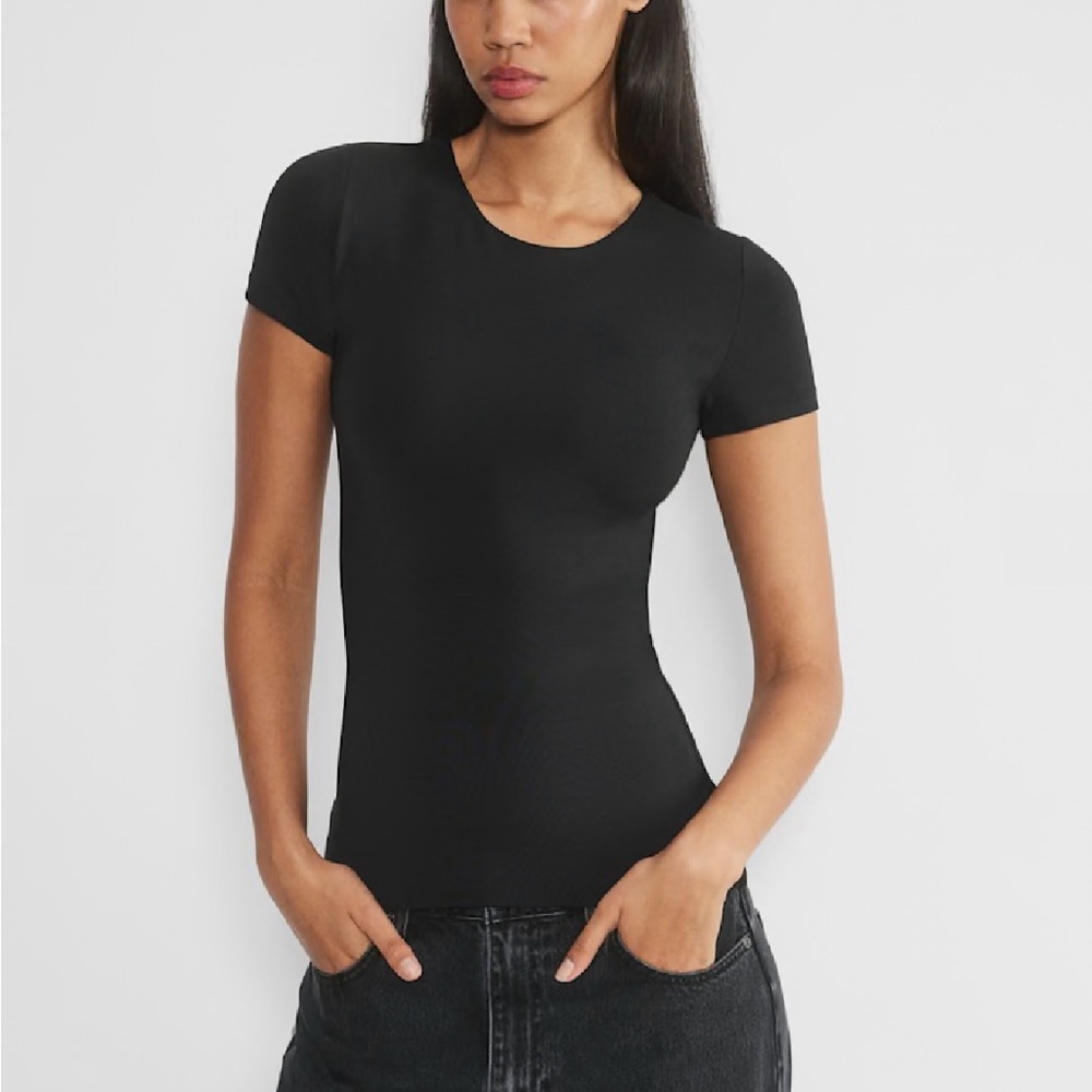 Aritzia Fitted Short Sleeve Tees in Black